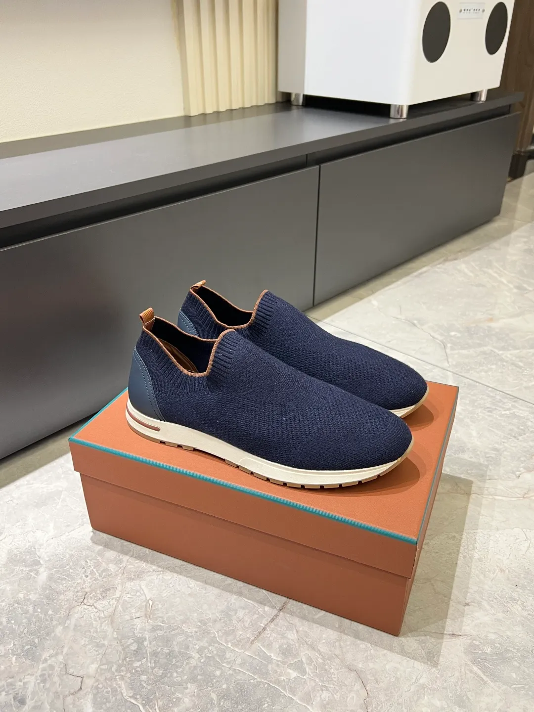 Men's Men's Shoes 💰p380 Loro Men's Shoes 💰piana/Noyo Piana 360 L Men's Shoes 💰p Flexy Walk Men's Sports Shoes These sports shoes are made of knitted wool uppers, and the heel is wrapped in smooth calf leather. Merino sheep are selected from Australia and New Zealand. The upper is machine-woven like a sweater, and then equipped with a white rubber outsole and a Kummel-colored sole. It is both beautiful and non-slip. The fabric is 100% cashmere and the insole is calf leather. It is super comfortable on the feet! Comes with full original packaging! Multiple colors available! Size: 38-44 (45 customized)
